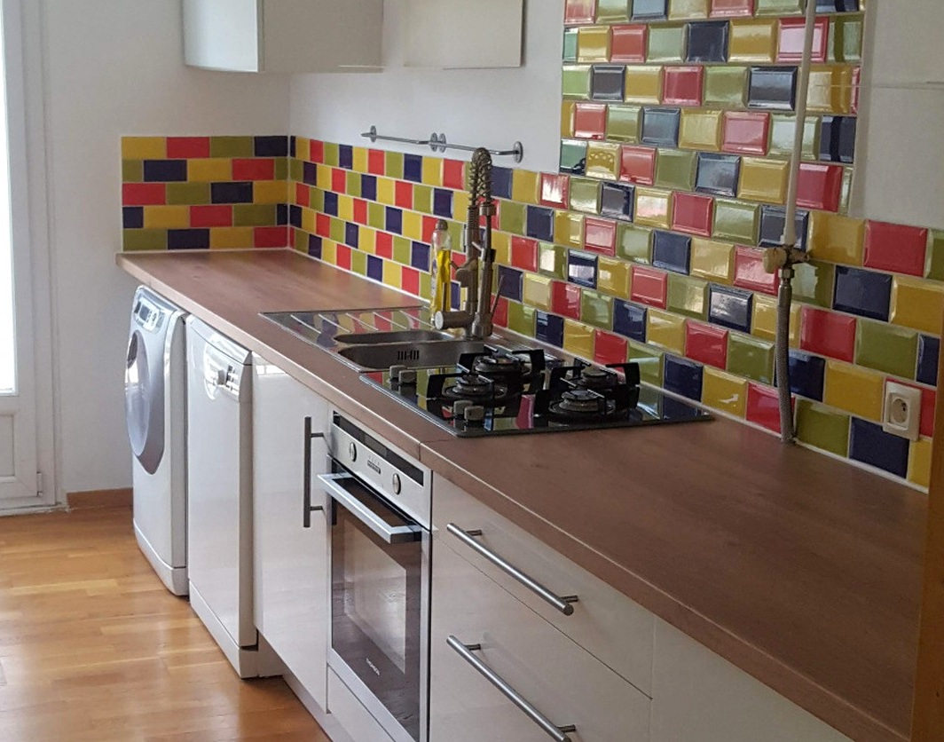 Cuisine avec crédence multicolore