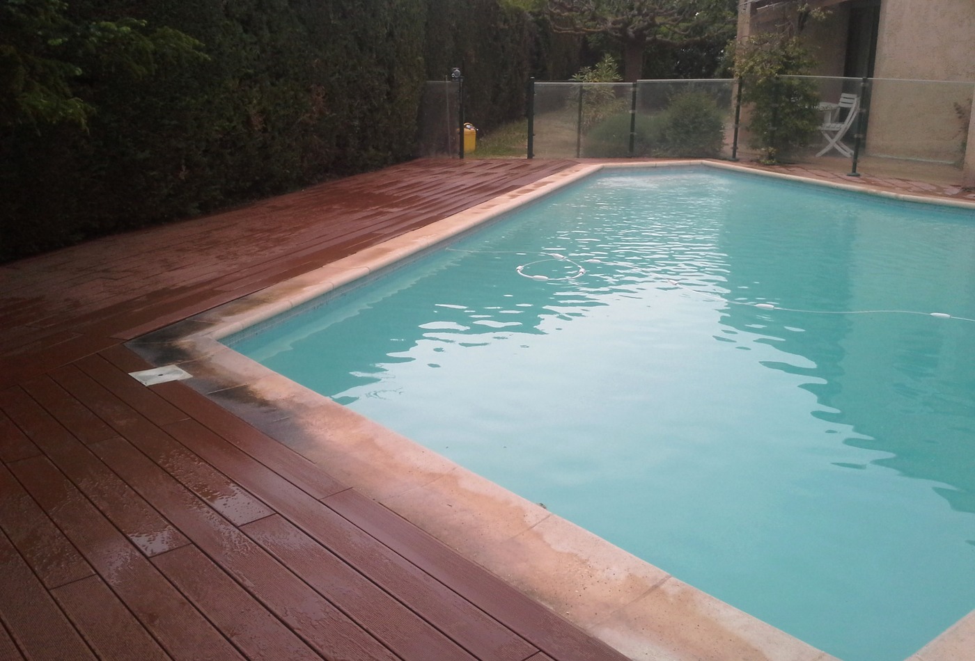 Terrasse bois autour de la piscine