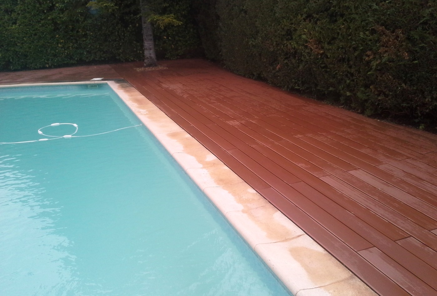 Terrasse bois terminée autour de la piscine